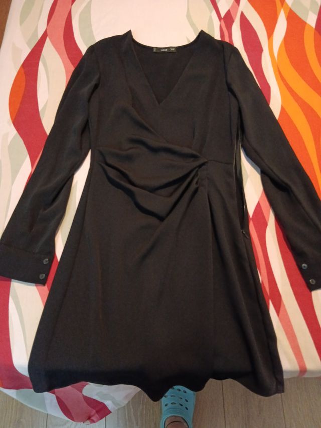 Vestido negro Mango, bolso morado y zapatos negros