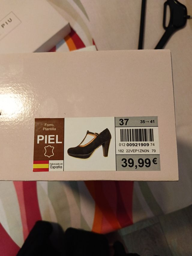 Vestido negro Mango, bolso morado y zapatos negros