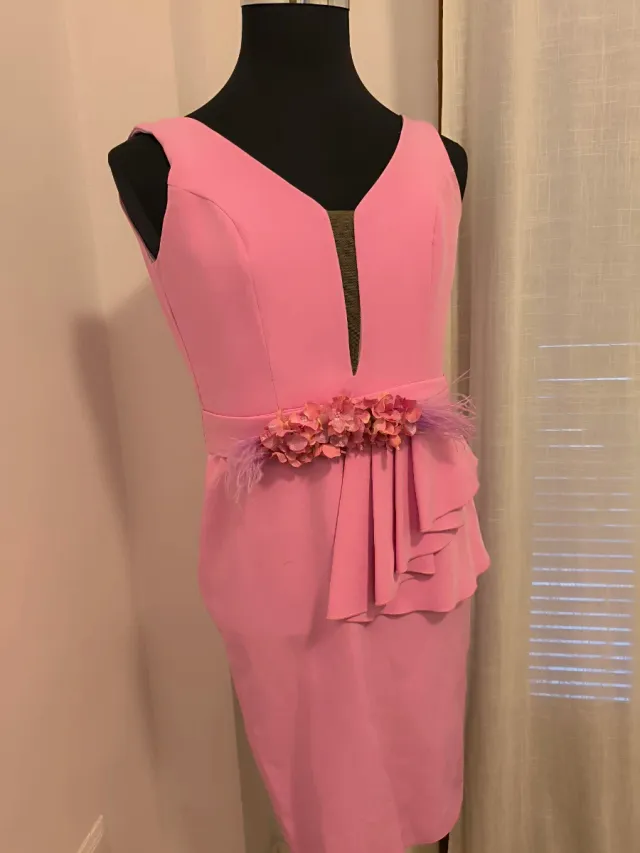 Vestido fiesta rosa con flores y plumas