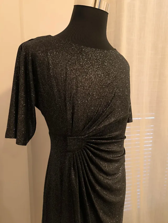 Vestido de fiesta plateado y negro