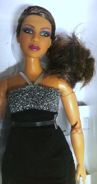 La bambola Barbie sembra bruna formosa. Nuovo.