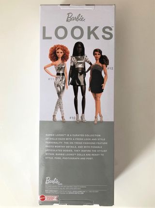 La bambola Barbie sembra bruna formosa. Nuovo.