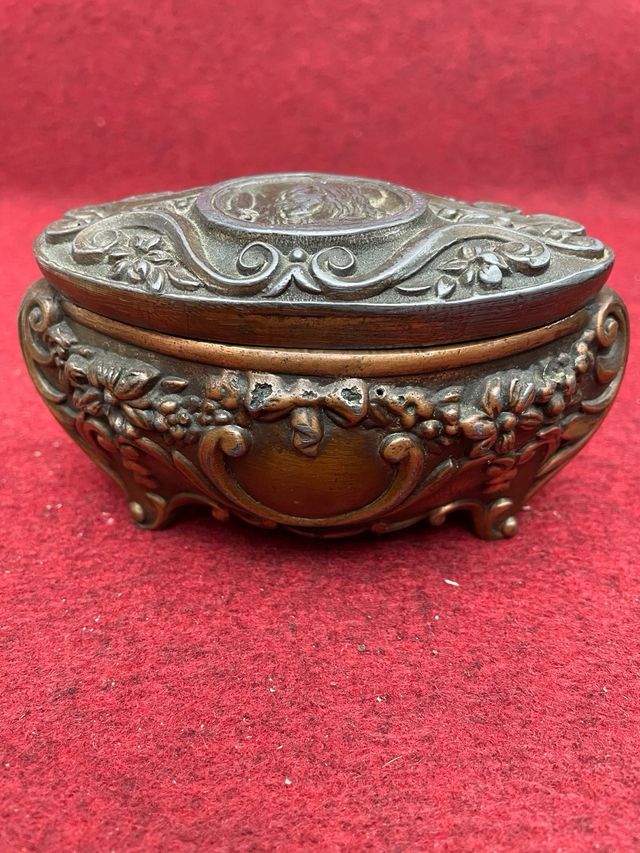 Antigua caja joyero alto relieve mujer espejo