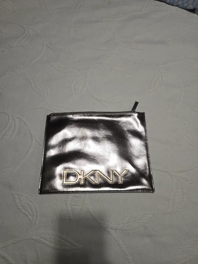 Neceser DKNY plateado