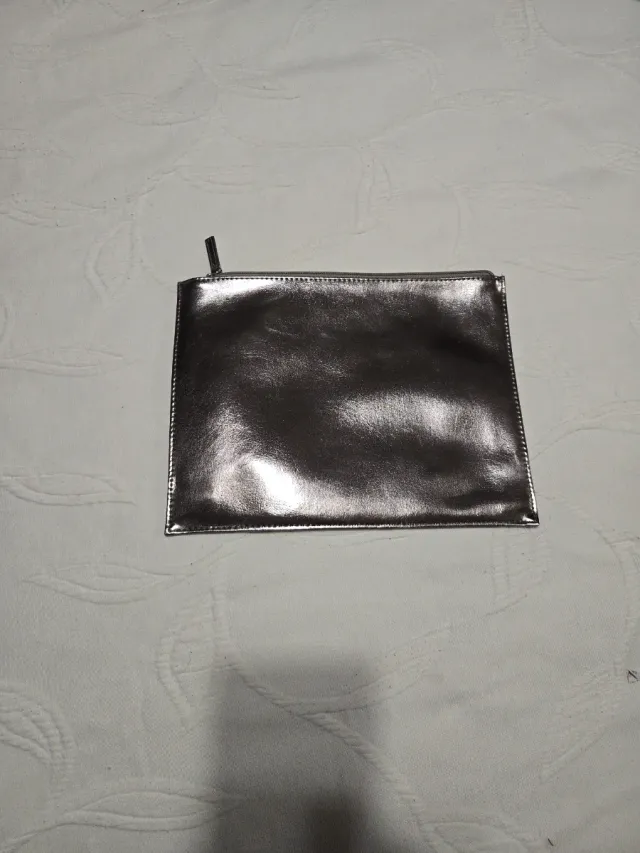 Neceser DKNY plateado