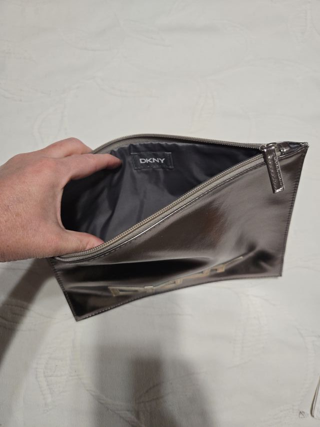 Neceser DKNY plateado