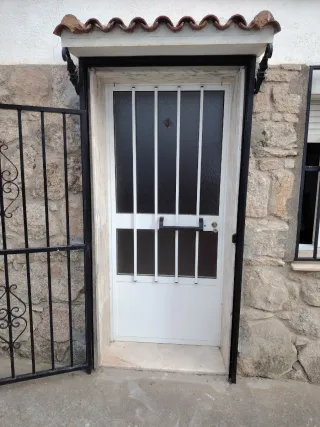 Puerta aluminio y verja de hierro