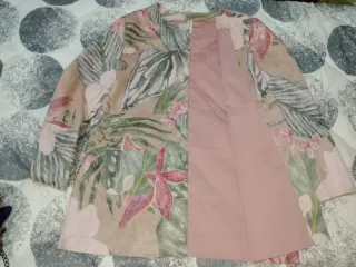 Chaqueta floral beige y rosa