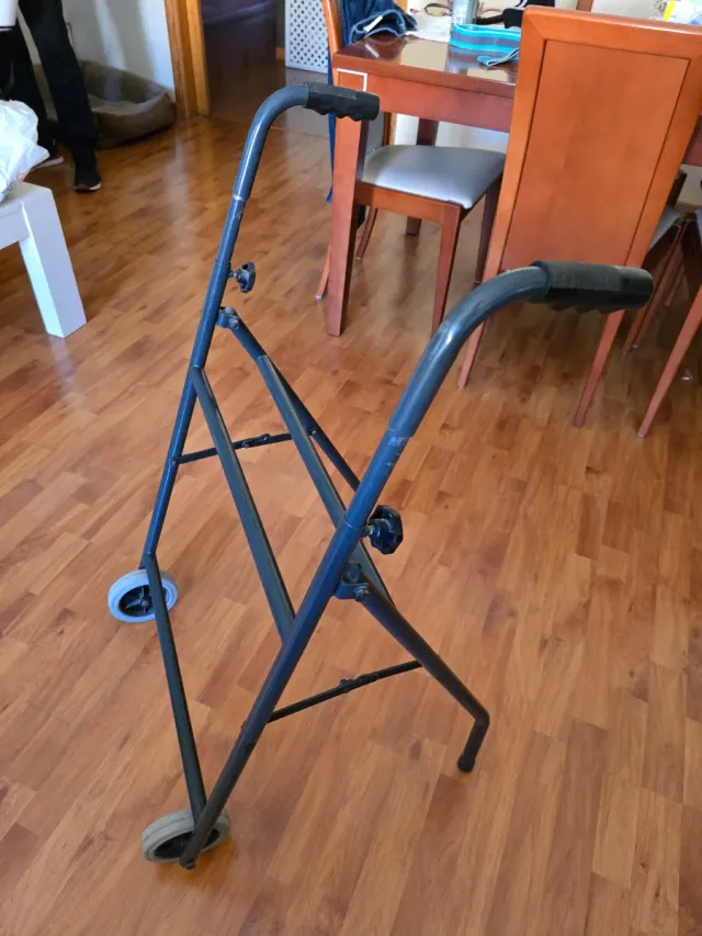 Andador de hierro plegable