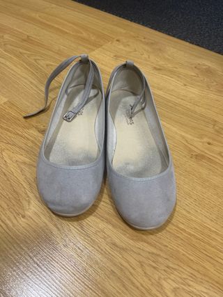 Bailarinas grises con tira al tobillo