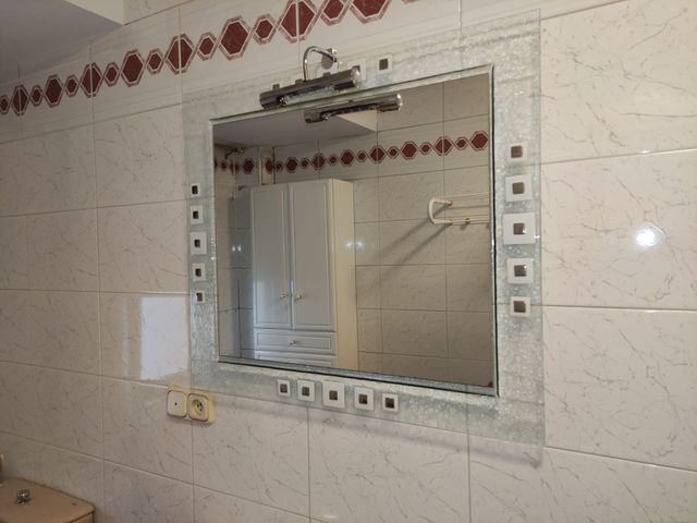 Espejo de baño plateado y blanco