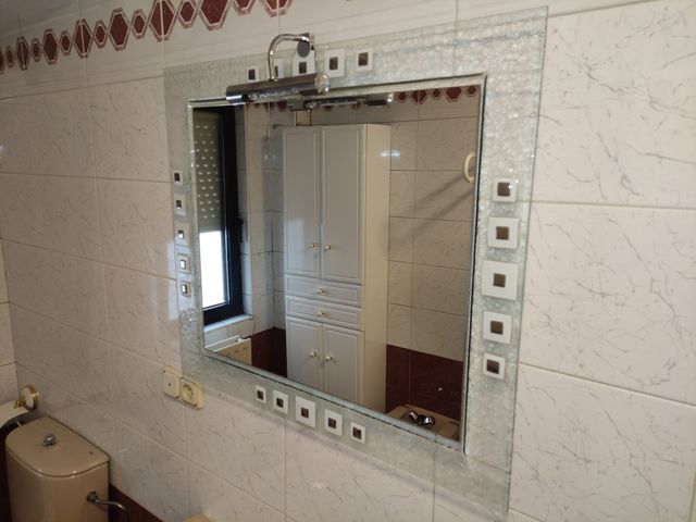 Espejo de baño plateado y blanco