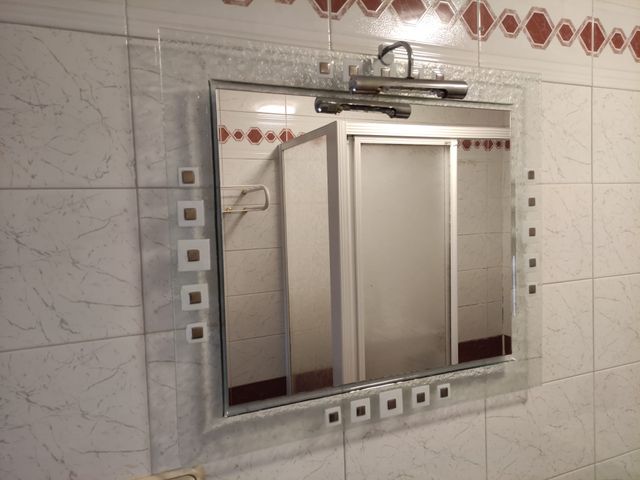 Espejo de baño plateado y blanco