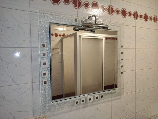 Espejo de baño plateado y blanco