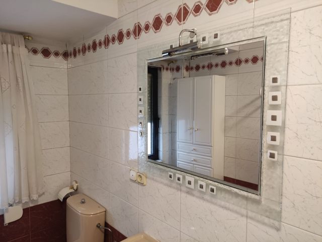 Espejo de baño plateado y blanco