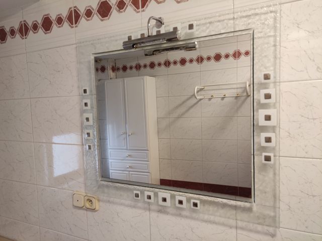 Espejo de baño plateado y blanco