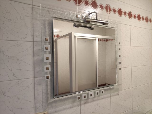 Espejo de baño plateado y blanco