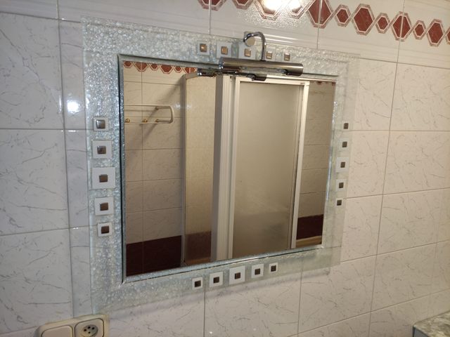 Espejo de baño plateado y blanco