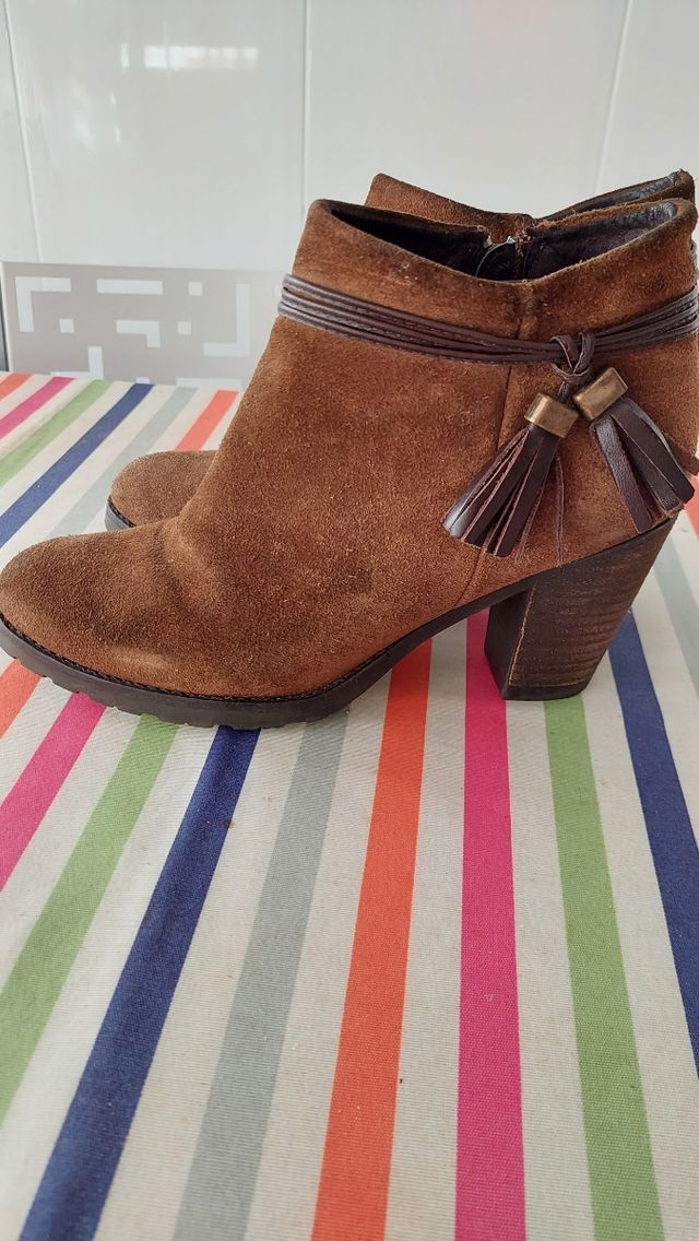 Botines de ante marrones