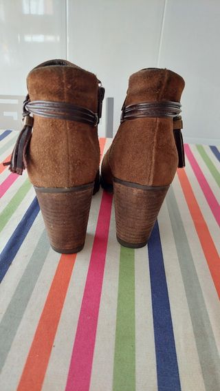 Botines de ante marrones