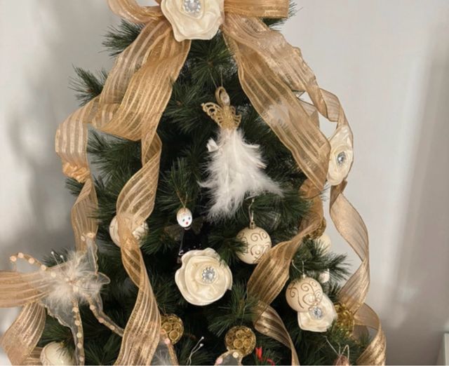 Broches decorativos dorados y blancos