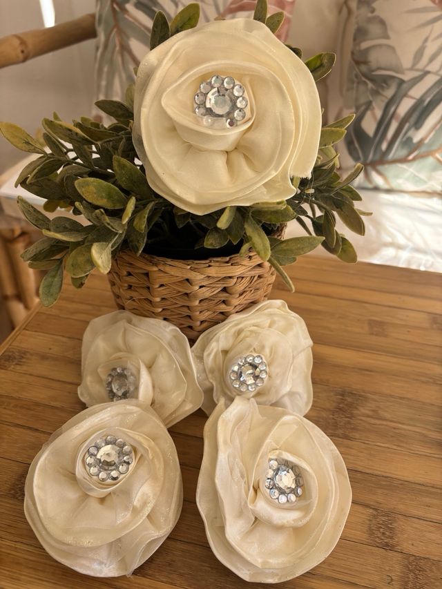 Broches decorativos dorados y blancos