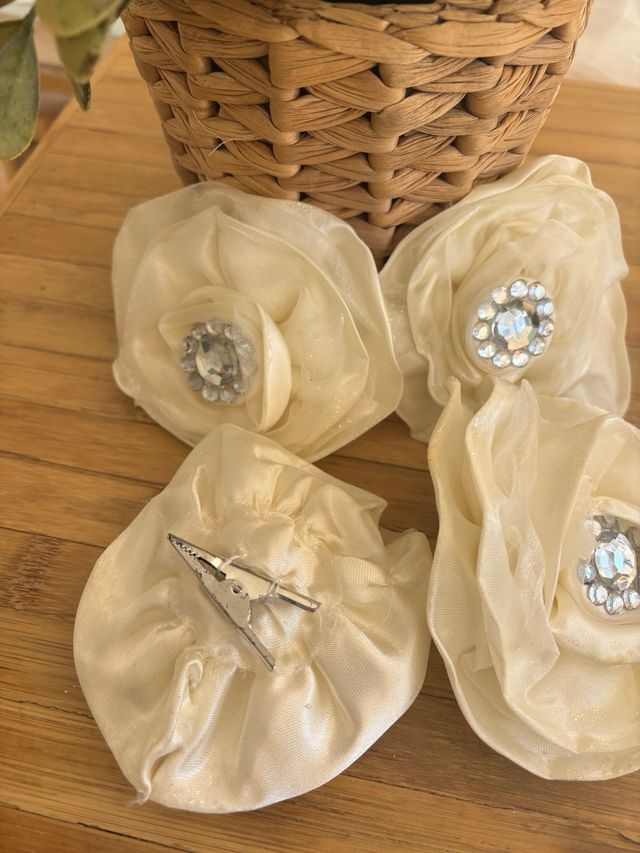 Broches decorativos dorados y blancos