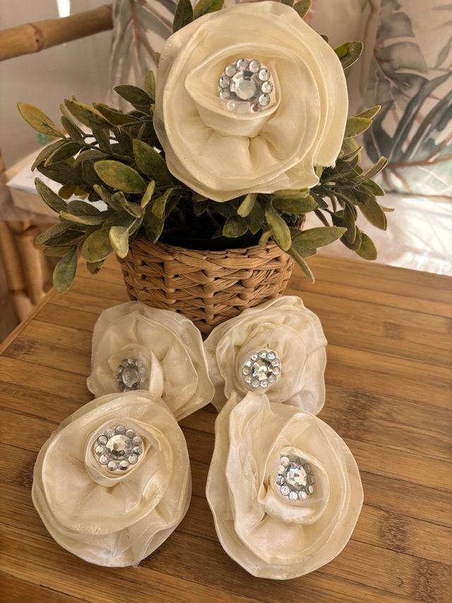 Broches decorativos dorados y blancos