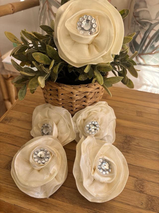 Broches decorativos dorados y blancos