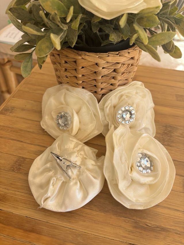 Broches decorativos dorados y blancos