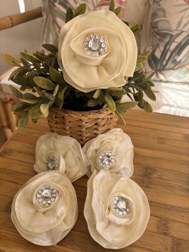 Broches decorativos dorados y blancos