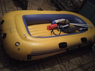 Bote inflable amarillo y azul