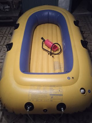 Bote inflable amarillo y azul
