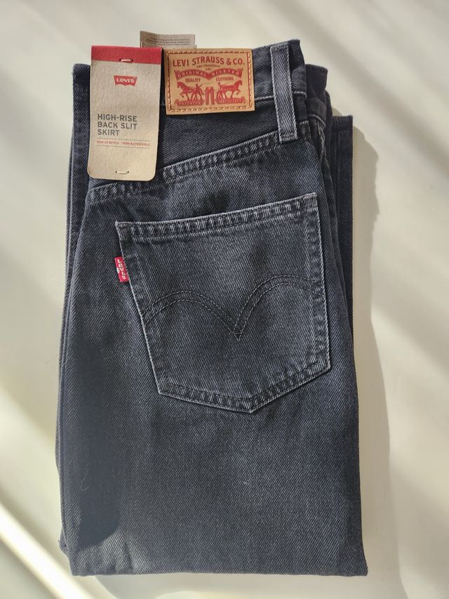 Falda Levi's Negra Talle Alto