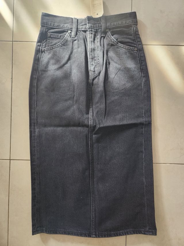 Falda Levi's Negra Talle Alto