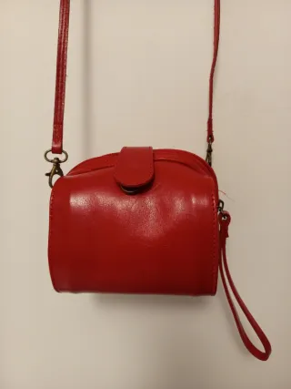 Bolso de piel en color rojo