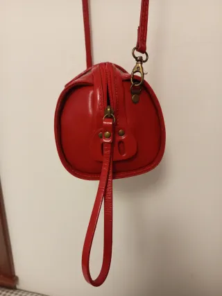 Bolso de piel en color rojo