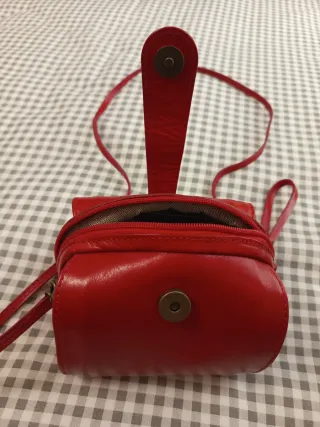 Bolso de piel en color rojo