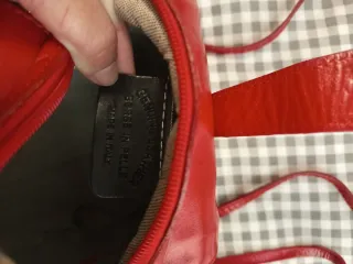 Bolso de piel en color rojo