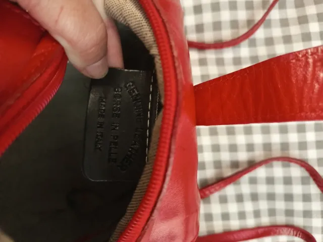 Bolso de piel en color rojo