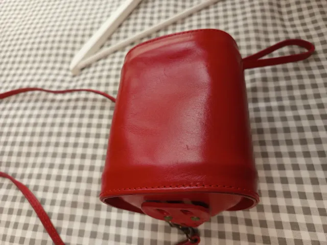 Bolso de piel en color rojo