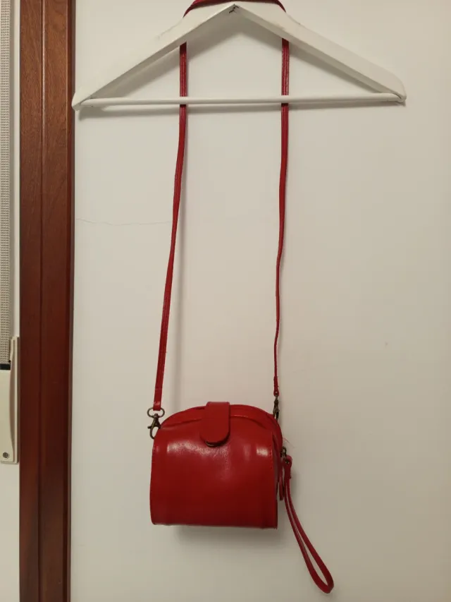 Bolso de piel en color rojo