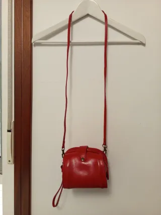 Bolso de piel en color rojo