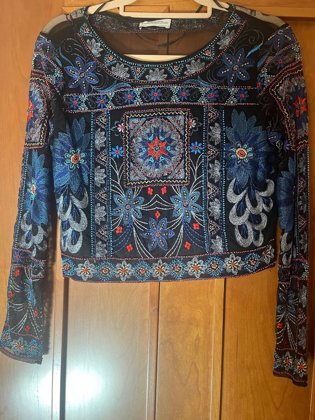 Top bordado con incrustaciones