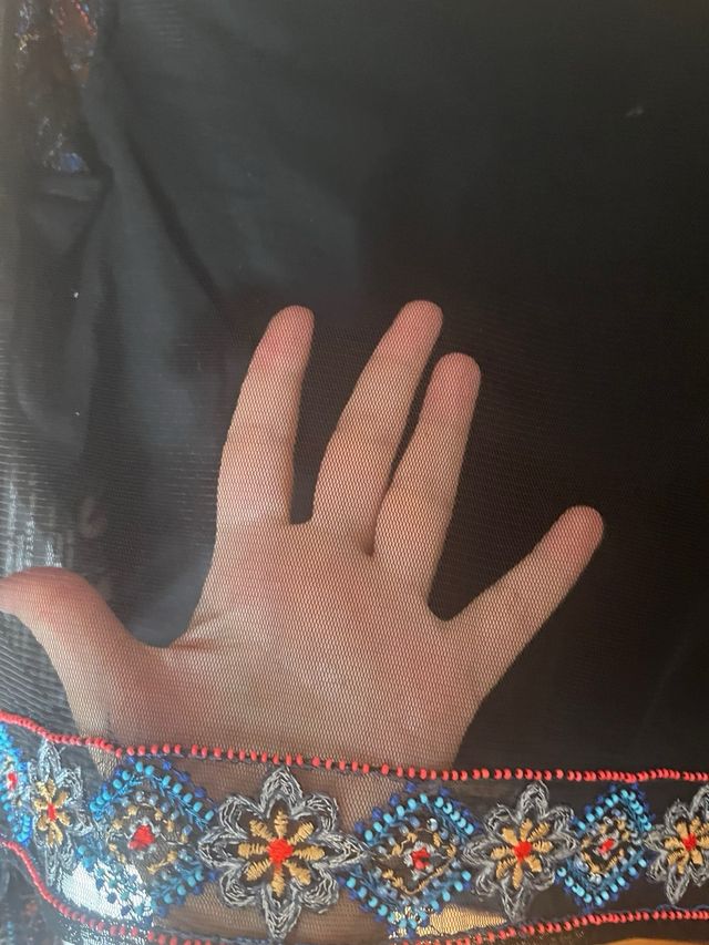 Top bordado con incrustaciones