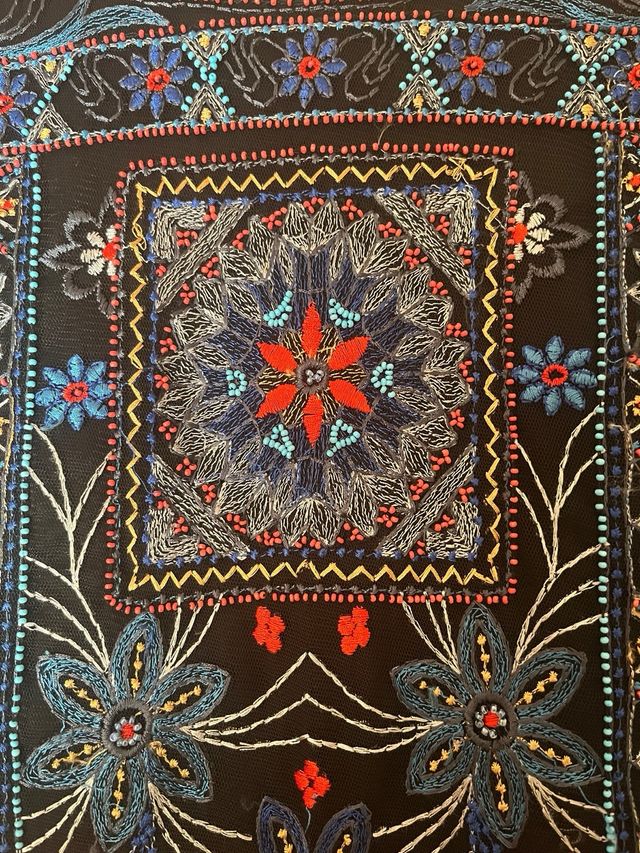 Top bordado con incrustaciones