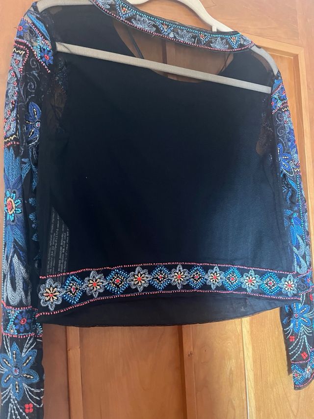 Top bordado con incrustaciones