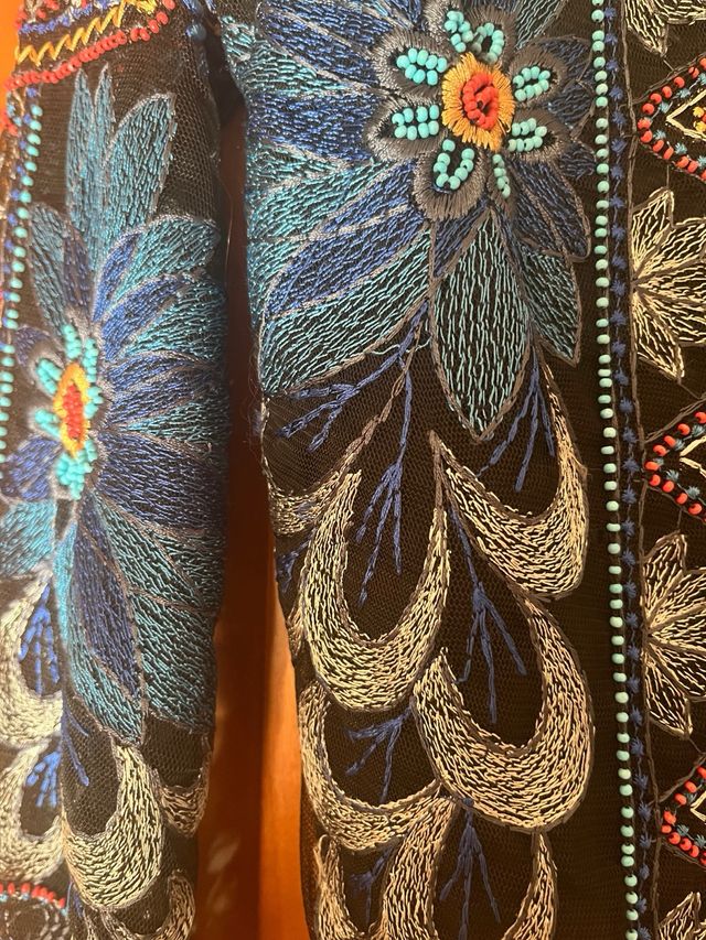 Top bordado con incrustaciones