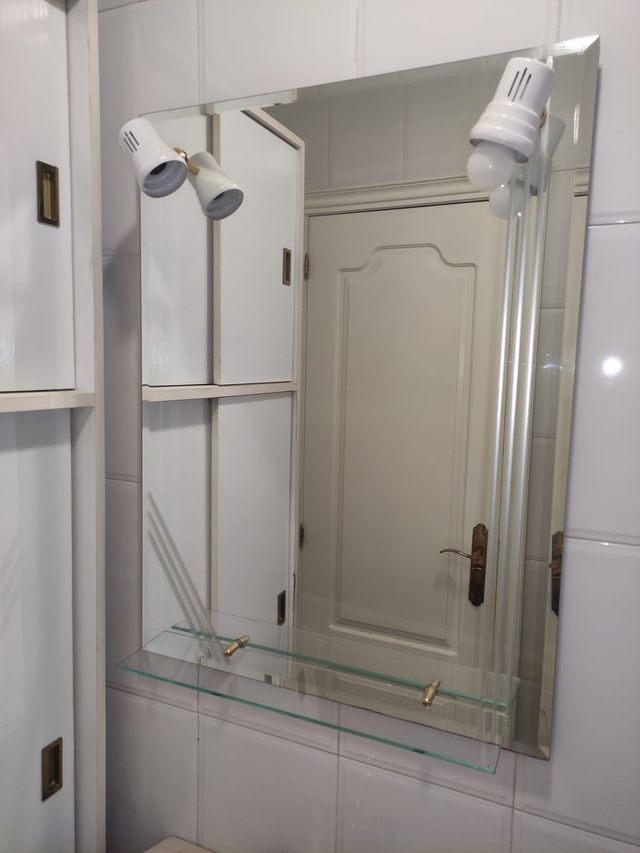 Espejo de baño con apliques dorados