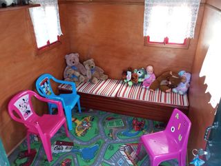 Casetta in legno per bambini con altalene